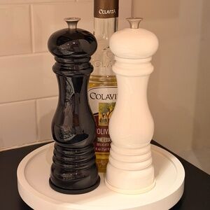 Le Creuset Black and White Salt & Pepper Grinder Set (Free covers)